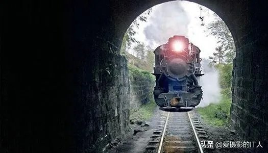 为什么火车过桥要鸣笛？