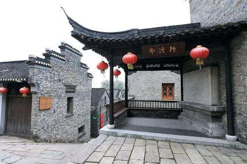 《金陵津渡小山楼》这首诗是谁写的?