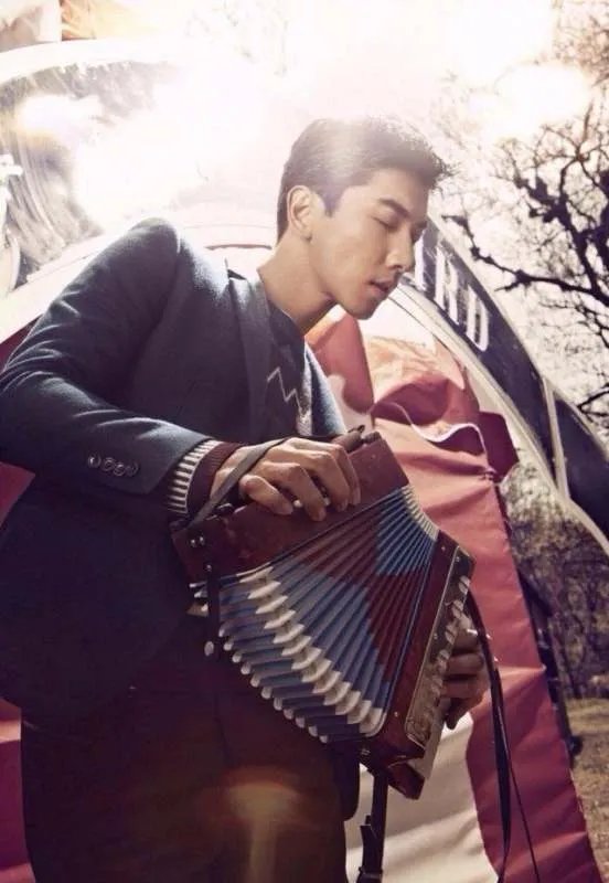 张亮儿女拍大片，6岁女儿造型凹不停超有范，明星子女都有哪些优势资源？