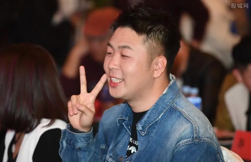 杜海涛下跪权志龙 是对偶像的敬仰还是另有目的？