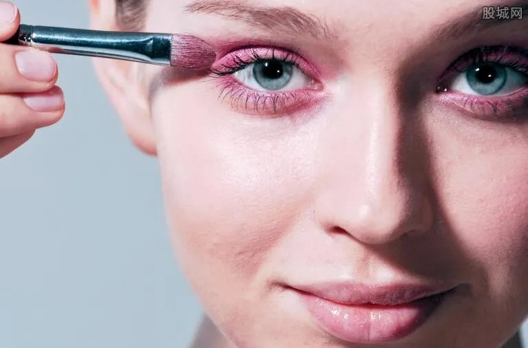 学化妆要多少钱 现在学化妆学费大概多少