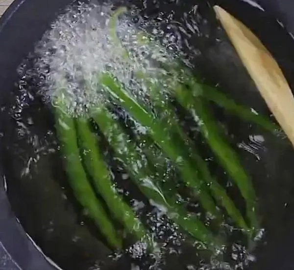 剥皮辣椒是怎麼剥皮的