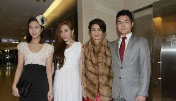 赌王四太年纪是大点，气质方面两个女儿能比的过她吗？