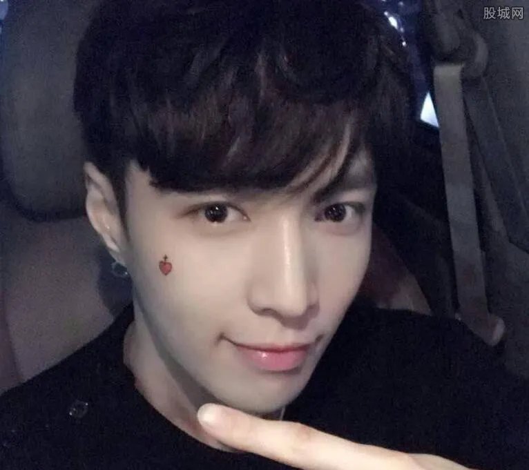 张艺兴整容前真吓人 又黑又肥又土？