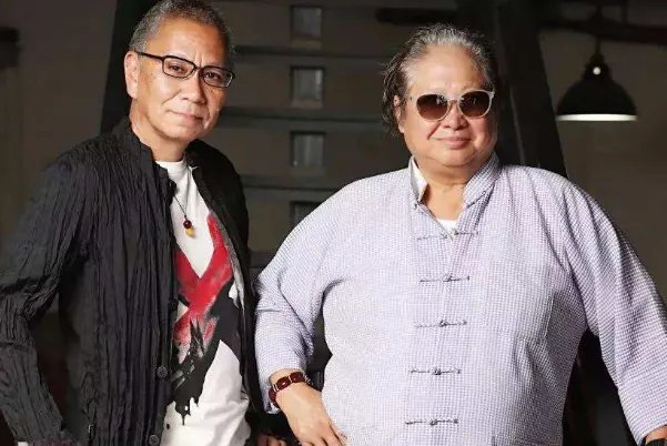 洪金宝戴口罩坐轮椅去买菜,为何会引发网友评论很大牌?