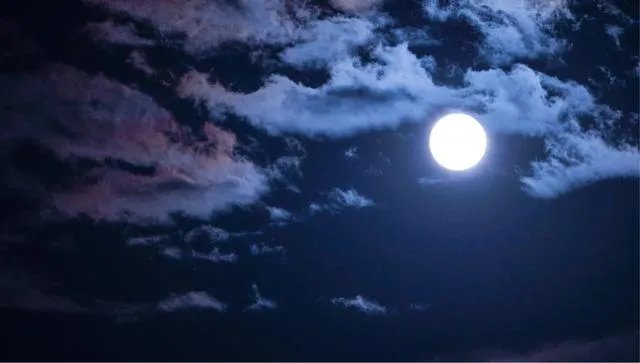 你曾拍过或者见过的最美的月亮是什么样的？