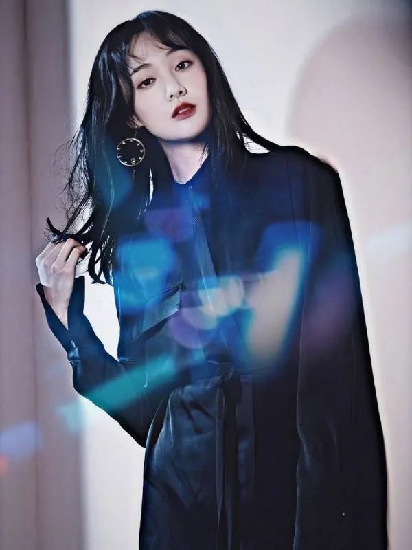 郑爽风波后首次露面,你认为郑爽会被彻底封杀吗?