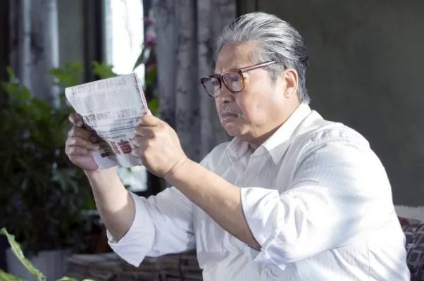 洪金宝戴口罩坐轮椅去买菜,为何会引发网友评论很大牌?