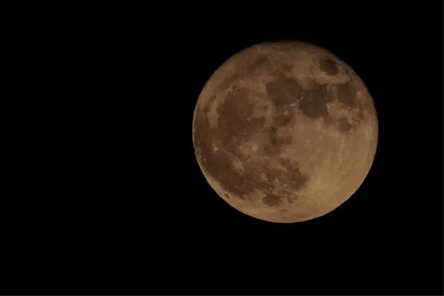 你曾拍过或者见过的最美的月亮是什么样的？