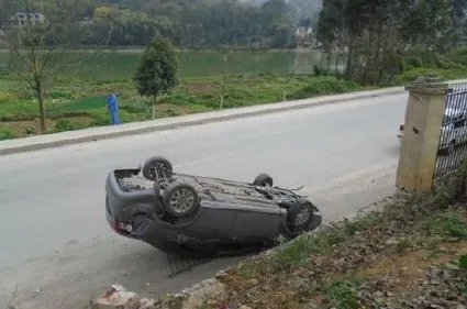 轿车翻车后男子车内淡定数钱，这种情况下汽车会不会爆炸？