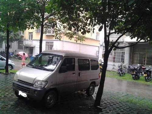 面包车被卡两车中间极限出库，你觉得司机的技术如何？