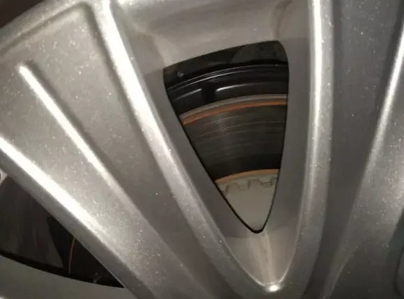 百万豪车后轮为何着火？