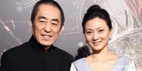 张艺谋的妻女去探班，陈婷打扮的很年轻，你羡慕张艺谋夫妻两人的爱情吗？