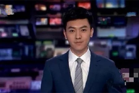 央视新主播李泽鹏亮相中国新闻 颜值爆表让无数观众醉了