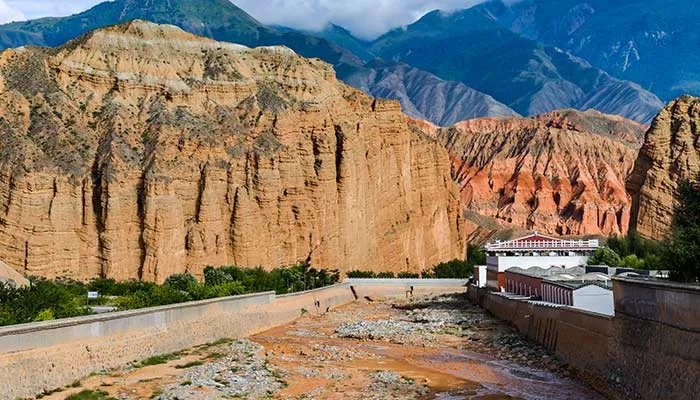 发生泥石流应该往哪个方向跑 发生泥石流应该往哪个方向跑最合适