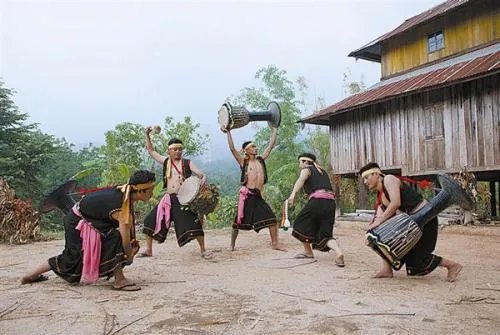 德昂族民族的风俗和习惯是什么？详细的!!
