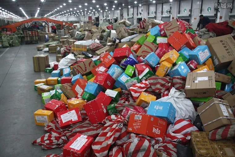 快递员遭投诉下跪 将恶意投诉者列入永久性“黑名单”