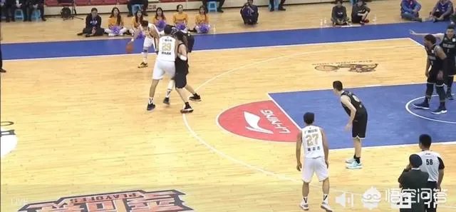 广厦队主场对阵新疆，第二节末孙桐林卡位被吹假摔技术犯规，你怎么看？