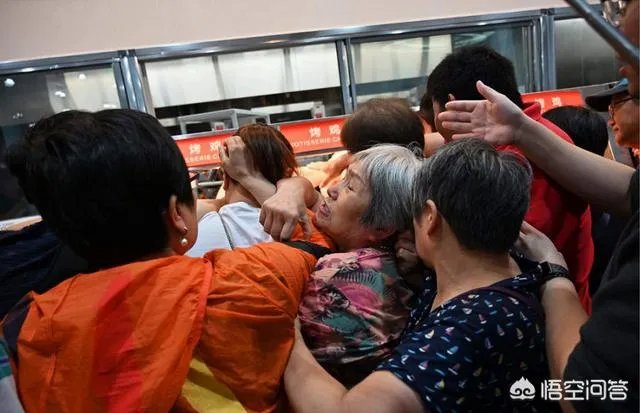 美国超市Costco上海店开业，茅台被抢光，爱马仕被抢光，半天就被买停业，你怎么看？