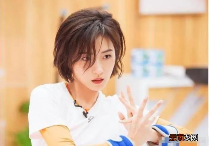 万茜不避嫌与老公街头甜蜜喂食 万茜的真正老公图片