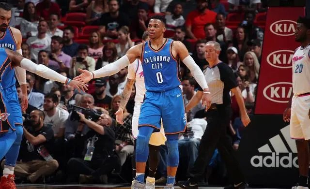 威少对阵热火狂摘18个篮板,如何看待他为了场均三双刷数据的行为?