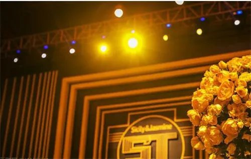 金色婚礼现场布置方法   金色主题婚礼效果图