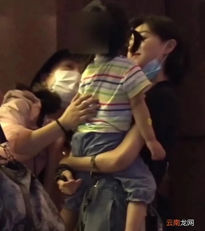 万茜不避嫌与老公街头甜蜜喂食 万茜的真正老公图片