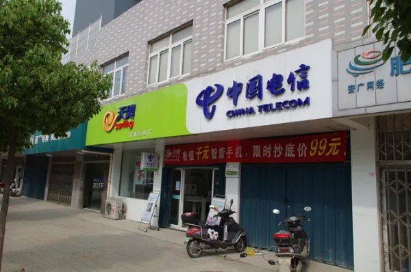 四川一广告牌掉落砸倒男童，谁该为此次事故负责？