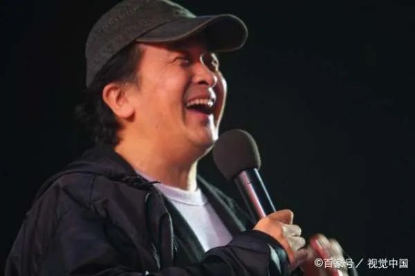 多年不见的黄宏一天内被免职带走，已经六年了，现状令人担忧，怎么回事？