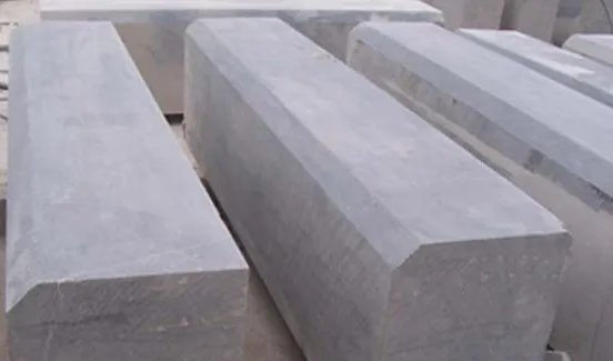 马路牙子的学名叫什么？？？