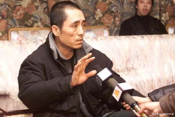 张艺谋的妻女去探班，陈婷打扮的很年轻，你羡慕张艺谋夫妻两人的爱情吗？