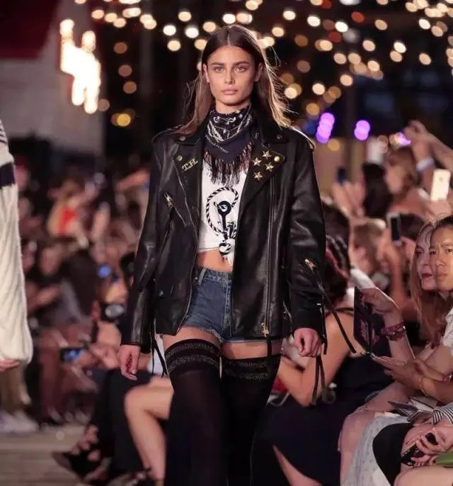 今年秋季比较流行什么样的外套呢？