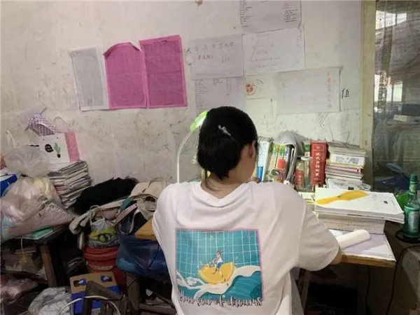 江西都昌那个要带着奶奶上大学的女孩考上了什么学校，近况如何？