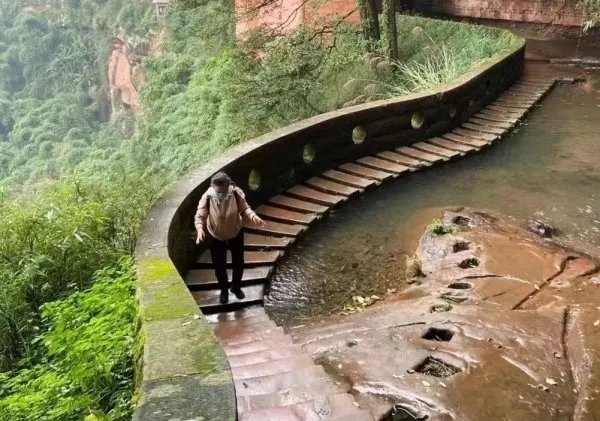 郑州自驾阿姨苏敏中秋回家后决定离婚，怎么看待她这一决定？