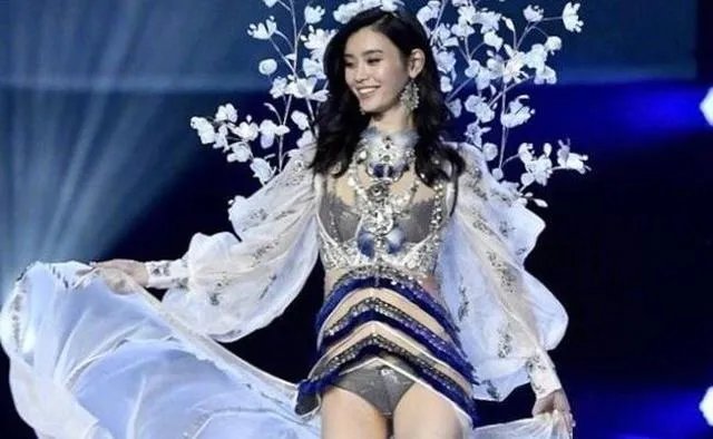 2017维秘秀奚梦瑶摔倒，你怎么看？