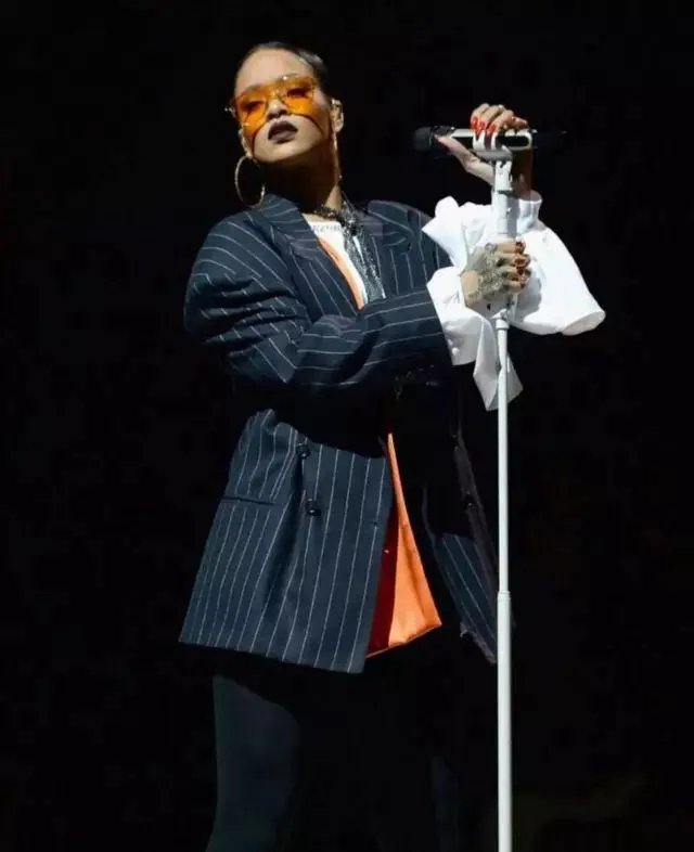 今年秋季比较流行什么样的外套呢？