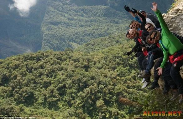 白骨堆起来的最危险道路 实拍玻利维亚死亡之路