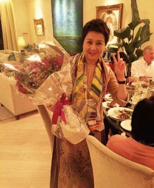 赌王四太年纪是大点，气质方面两个女儿能比的过她吗？