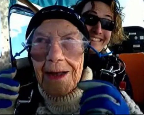 101岁老人跳伞破纪录   网友：这老人胆真大，4000米都敢跳