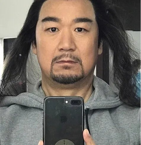 张国立晒搞笑自拍，走“逗比”路线了？