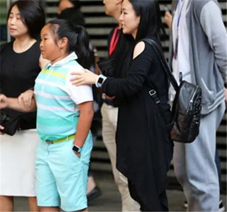 周立波女儿周佳的照片曝光 网友爆料女儿周佳不是亲生