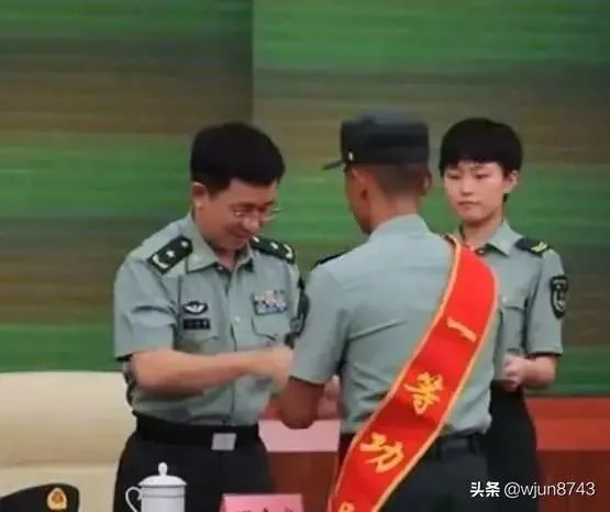 江西小伙95后王亮2分钟勇救4人,立了一等功为什么还被喷?