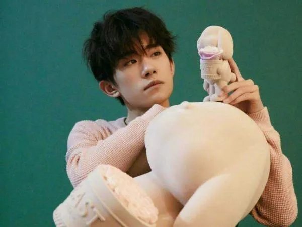 易烊千玺战损妆被晒出,韧带断裂仍坚持拍戏,他究竟有多拼?