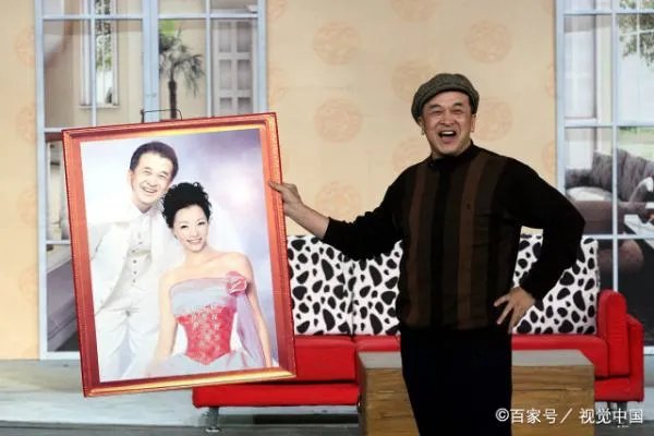 多年不见的黄宏一天内被免职带走，已经六年了，现状令人担忧，怎么回事？