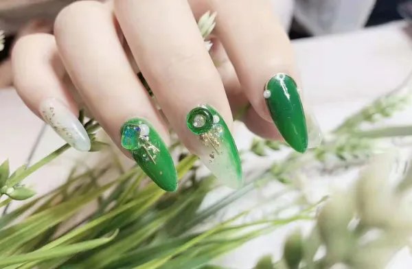 哪个美甲学校好？