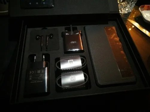 别出心裁 华为Mate 10保时捷版连包装都这么特别