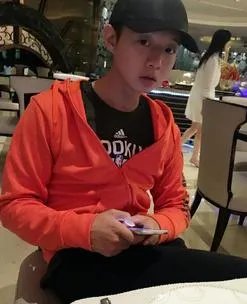 全智贤经常被大家拍到素颜出街，有的不修边幅，有的精神饱满！