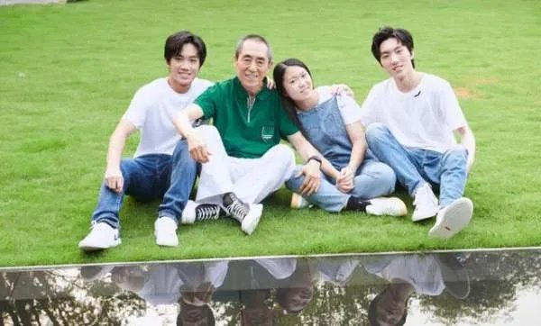 张艺谋的妻女去探班，陈婷打扮的很年轻，你羡慕张艺谋夫妻两人的爱情吗？