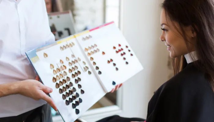 什么颜色的头发显白 头发什么颜色显皮肤白