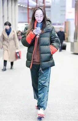 全智贤经常被大家拍到素颜出街，有的不修边幅，有的精神饱满！